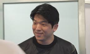 Ahn Sung-jae, a black and white chef, has a child in a married man, an