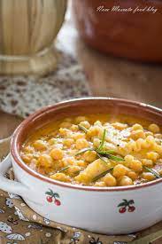 Nella ricetta tradizionale della pasta e ceci bisogna utilizzare i ceci secchi. Pasta E Ceci Alla Romana Primo Piatto Tipico Della Cucina Povera