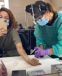 / sarà la showgirl romagnola a rispondere per l'estate, ogni domenica, alle vostre lettere, ai vostri dubbi, anche solo alle vostre curiosità. Andrea Delogu That S Why I Cover My Tattoo On Tv