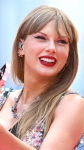 “It Ends with Us” star Isabela Ferrer reveals that #TaylorSwift helped  influence her getting the role of young Lily Bloom! 💗🌸