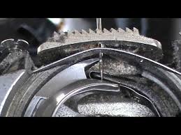 Video gw kali ini menjelaskan tentang cara mengganti, memasang, dan setting rotari. Repair Singer 15 Class Memperbaiki Mesin Jahit Plat Patah Poros Jarum Bengkok Timing Jarum Youtube