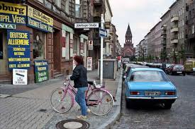 So Sah Das Leben In West Berlin Aus Als Es Von Der Mauer Eingeschlossenen War West Berlin Berlin Fall Of Berlin Wall