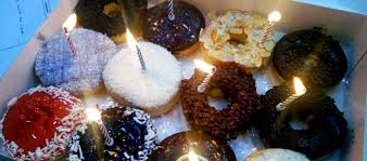 Anda pasti sudah tidak sabar untuk mengetahui daftar harga holland bakery yang terbaru dan paling dinantikan. Keunggulan Dan Harga Kue Paket Ulang Tahun J Co Donuts Daftar Harga Tarif