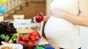 Mengkonsumsi buah buahan segar juga merupakan daftar makanan sehat untuk ibu hamil muda. Banyak Pantang Makanan Saat Hamil Bikin Bayi Mudah Alergi