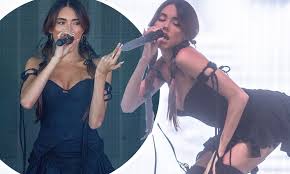 Madison Beer puts on a jaw-dropping display in corseted mini dress on stage  at Leeds Festival | Daily Mail Online
