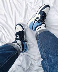 The air jordan 1 high obsidian is releasing this coming saturday and i actually wrote a projection one of the things that bootleggers struggle with when it comes to the jordan 1 high silhouette is the. Kolumne Sneak Around Nike Air Jordan 1 Obsidian