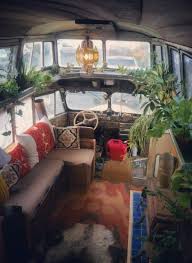 Un Bus Vintage Transforme En Caravane De Charme Pour Des Vacances Hipster Maison Mobile Caravane Autobus Transforme