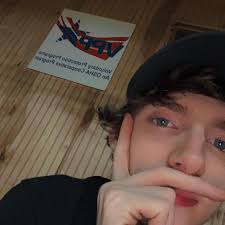 Do men who say good morning/night and messages first even exist anymore