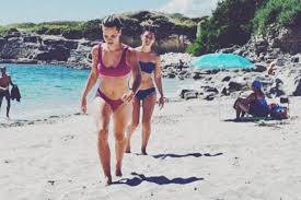 Wel, iemand die dat héél regelmatig doet is klaasje meijer van k3. Klaasje K3 Geniet In Bikini Van Deugddoende Vakantie Nasrien Cnops En Joyce De Troch Amuseren Zich Aan T Zwembad Foto S Zita