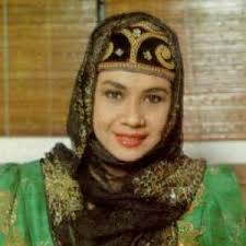 Uji rashid (dilahirkan sebagai fuziah binti haroun al rashid) merupakan seorang penyanyi dan pelakon wanita dari malaysia yang sangat terkenal. Uji Rashid Hail Amir Biography Last Fm