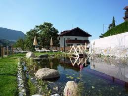 Stilvolle Ferienwohnungen Mit Schwimmteich In Der Nahe Von Meran Sudlage Familienappartement 2 Schlafzimmer Ferienwohnung Sudtirol Ferien Sudtirol Urlaub