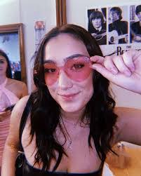 Katie Tinney's Instagram, Twitter & Facebook