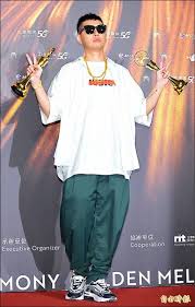 今年 2021 第 32 屆金曲獎圓滿落幕!因為疫情的關係，本屆金曲獎延期長達 2 個月，終於才在 8 月 21 日首度以「線上 + 實體」的方式於台北流行音樂中心登場!而這次受矚目的獎項「歌王」最佳國語男歌手獎由「蛋堡」杜振熙《家常音樂》奪得、封「歌后」最佳國語女歌手的是田馥甄《無人知曉. E8ucaozkcqfwym