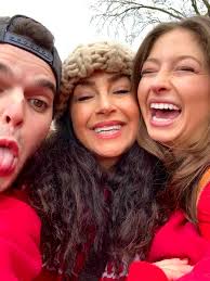 Hi, I'm Laura! Girl mom, pet mom, very cheffy👩🏻‍🍳, cerebral, and an  artist & entrepreneur. I enjoy deep convos, witty repartee, a li'l  frivolity, & 💛 to 😆🤣! Im 5'6, fit, fun,