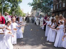 Święto, początkowo w diecezji liège zostało ustanowione w 1246 r. Boze Cialo W Warszawie W Czwartek Procesje W Calym Miescie W Tym Dwie Najwazniejsze