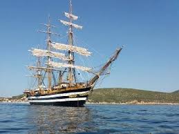 Qui sotto puoi trovare ulteriori informazioni tecniche, foto, dati ais e gli ultimi 5 porti toccati dalla amerigo vespucci individuati dall'ais. Sant Antioco La Nave Scuola Della Marina Militare Il Veliero Amerigo Vespucci Nel Golfo Di Palmas Davanti A Maladroxia