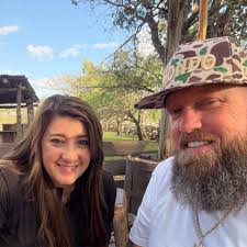 Who is a hair stylist in Conroe that can cut bangs and shave undercuts?