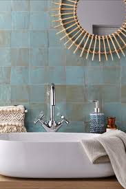 Le Zellige Sur Un Pan De Mur Dans Une Salle De Bain En 2020 Decoration Maison De Campagne Idee Salle De Bain Amenagement Salle De Bain