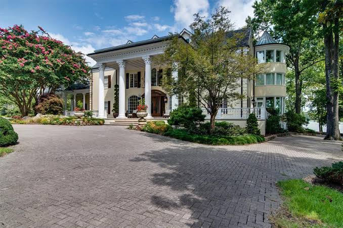 Country Star Reba McEntire Lists Starstruck Farm in Tennessee