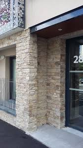 Stonepanel Confere Un Style Moderne Et Elegant A La Facade De La Residence Felix Faur Parement Pierre Exterieur Amenagement Jardin Devant Maison Facade Maison