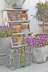 Vorgartengestaltung Vintage Stil Gartenmobel Tontopfe Glaser Garten Deko Vibeke Design Vorgarten Design