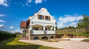 A szigligeti vár egyike azon kevés várainknak, amely a török időkben sohasem hordozta tornyain az oszmán. Vivaza Villa Szigliget Szigliget