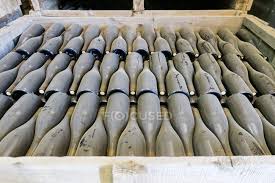 Éstos son los bancos que más se han buscado en esta provincia. Chile Region Metropolitana Paine Dusty Wine Bottles In Crate Chest Storage Stock Photo 199828434