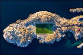 Fußballplatz am polarkreis auf den lofoten fotobehang. Dieter Meyrl Fussballplatz Henningsvaer In Norwegen Poster Online Bestellen Posterlounge De