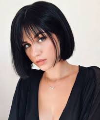 Dazzling Chin Length Bob Hairstyles With Bangs For Girls To Look Glamorous In 2020 Hair And Comb Choppy Bob Hairstyles Bob Haircut With Bangs Chin Length Hair