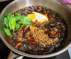 In the 'normal' servings of mee kuah, there was a little bit of minced (mutton) meat here and there like we mentioned before, they also have the regular mee kuah served up in a regular bowl of course. Cara Cara Buat Sizzling Yee Mee Tanpa Guna Hot Plate Pakai Kuali Je Memang Mudah