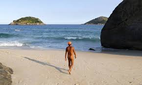 Festas com sexo explícito são marcadas em praia naturista do Rio - Jornal O  Globo