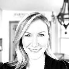 Iris Benn's Instagram, Twitter & Facebook