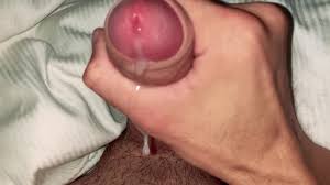 Lhomme se masturbe et jouit