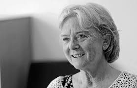 Zwei Schülerinnen mit einer glatten Eins