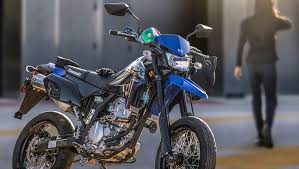 Engine nya… 130cc, 4 stroke, sohc, air cooled. Kawasaki Klx 300 Supermoto Mungil Dan Menyenangkan
