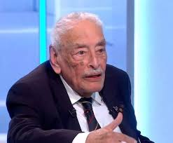 قال جميل راتب .. في بداية حياته اشتغل شيال في سوق الخضار ومترجم وكومبارس  واشتغل في عدة مطاعم عشان يوفق ما بين الأمور المعيشية والدراسة .. لما اتعرض  عليه فيلم "الكيف" قال