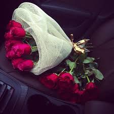 Mazzo con 33 rose rosse, regala un mazzo di 33 rose rosse con effetto sorpresa per fare di sicuro colpo d'amore e per dire che provi inestimabile amore. Mazzo Di Fiori Tumblr