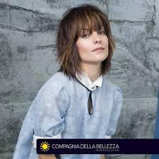 Quest'anno, i capelli lunghi a strati con la frangetta sono tra i preferiti. Tagli Per Capelli Lisci Ispirazioni Per Corti Medi E Lunghi Laura Bondesani