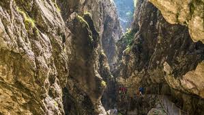 Der klettersteig alpspitze über die sogeannten alpspitz ferrata ist ein klassiker unter den touren in den bayerischen alpen (ist auch für kinder in begleitung erfahrener erwachsener gut zu machen, da der höhenunterschied mit 600hm überschaubar ist); 81 Jahriger Sturzt In Hollentalklamm Ab Und Stirbt Br24