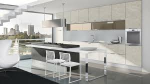 Cette image montre une cuisine américaine design avec un évier 1 bac, un placard à porte plane, des portes de placard blanches, un électroménager en acier inoxydable, un sol en bois. 15 Modeles De Cuisine Design Italien Signes Cucinelube Design Feria