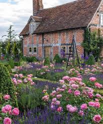 It used to be woven with willow or hazel branches. Cottage Style Garden