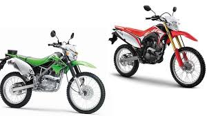 Pada bagian stang depan juga di buat lebih tinggi dan beberapa mesin motor di tutup dengan warna merah juga. Kawasaki Klx 150 2021 Harga Gambar Spesifikasi Modifikasi Dan Review Autofun