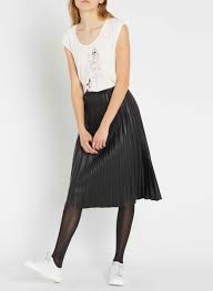 Je vous propose un look coloré et dans lequel nouveau 2019 russie mode noir rouge haute qualité en cuir jupe femmes vintage taille haute plissée jupe femme jupes courtes,profitez de super offres. Jupe Ikks Femme Jupe Midi Plissee En Similicuir Noir Noir Snowboard Esqui