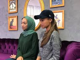 Selaku pemilik jenama dewi remaja. Bekas Finalis Dewi Remaja Fazreen Fazera Ernisha Tampil Dengan Permohonan Maaf Remaja