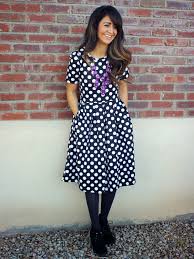 Black And White Polka Dot Dress With Black Tights Salt And Pepper Moms Polka Dot Charm Kleider Modestil Schlichte Mode