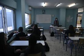 Μαθητές περπατούν με το γονιό τους προς το σχολείο. Kleista Ola Ta Sxoleia Ayrio Sthn Attikh Logw Ths Kakokairias Notia Proastia Www Nou Pou Gr