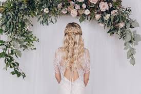 I matrimoni richiamano spesso acconciature molto elaborate, con . Acconciature Con Fiori Capelli Lunghi Acconciatura Capelli