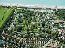 Campeggio e villaggio a 3 stelle con bungalow, case mobili e piazzole, piscina, ristorante e molti servizi. Campeggi A 5 Stelle I Migliori Campeggi Green In Italia Human Travel