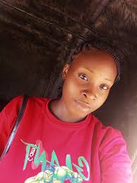 So today I was returning from the hotel where we had lodge yesterday.  Somewhere along Benin auchi road. I saw this old woman trying to cross the  busy road with a heavy