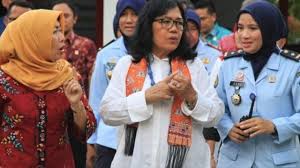 Babası faogö'aro laoly, bir polis memuru ve uzak nias adasının yerlisi idi. Farxqcq3cawjxm